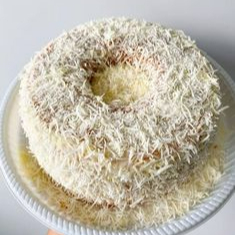 Bolo de coco com deliciosa cobertura Beijinho. Serve 8 pessoas aproximadamente.
