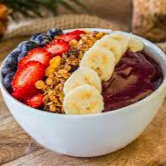 leite em pó, granola, fruta, bolinha de cereal, leite condensado e calda.