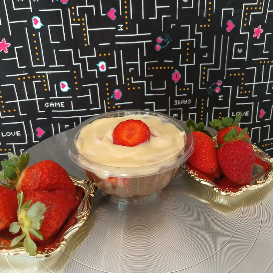 Morangos frescos mergulhados em um creme leve de Ninho, cobertos por brigadeiro tradicional e um creme de chocolate macio e equilibrado.