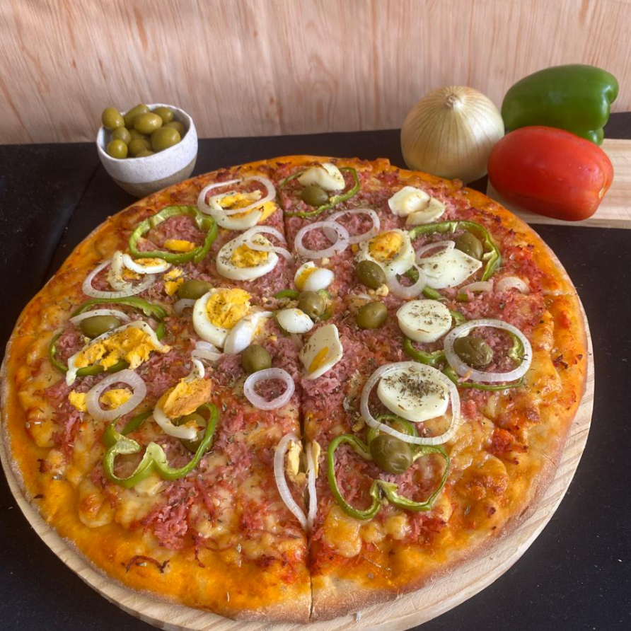 Massa artesanal, Molho artesanal, mussarela, presunto, ovo, pimentão, cebola, tomate e orégano