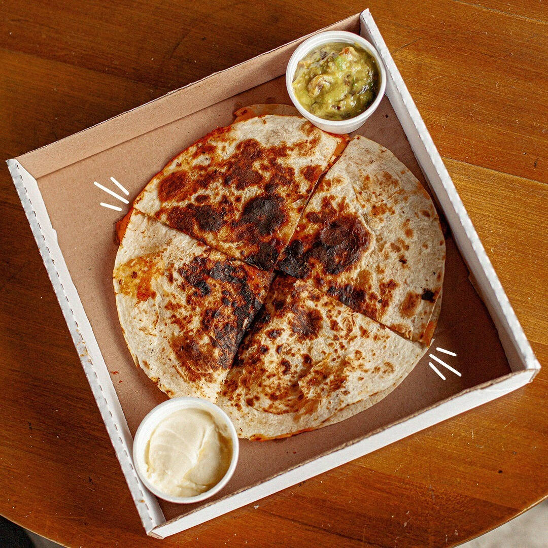 Tortilla de trigo tostada com mix de queijos fundido e 260g de iscas de frango grelhadas na chapa. Acompanha sour cream.
Os acompanhamentos são embalados separadamente.
*Serve até duas pessoas.
*Demais adicionais serão embalados separadamente.
*Não é possível retirar ou alterar o preparo dos produtos.