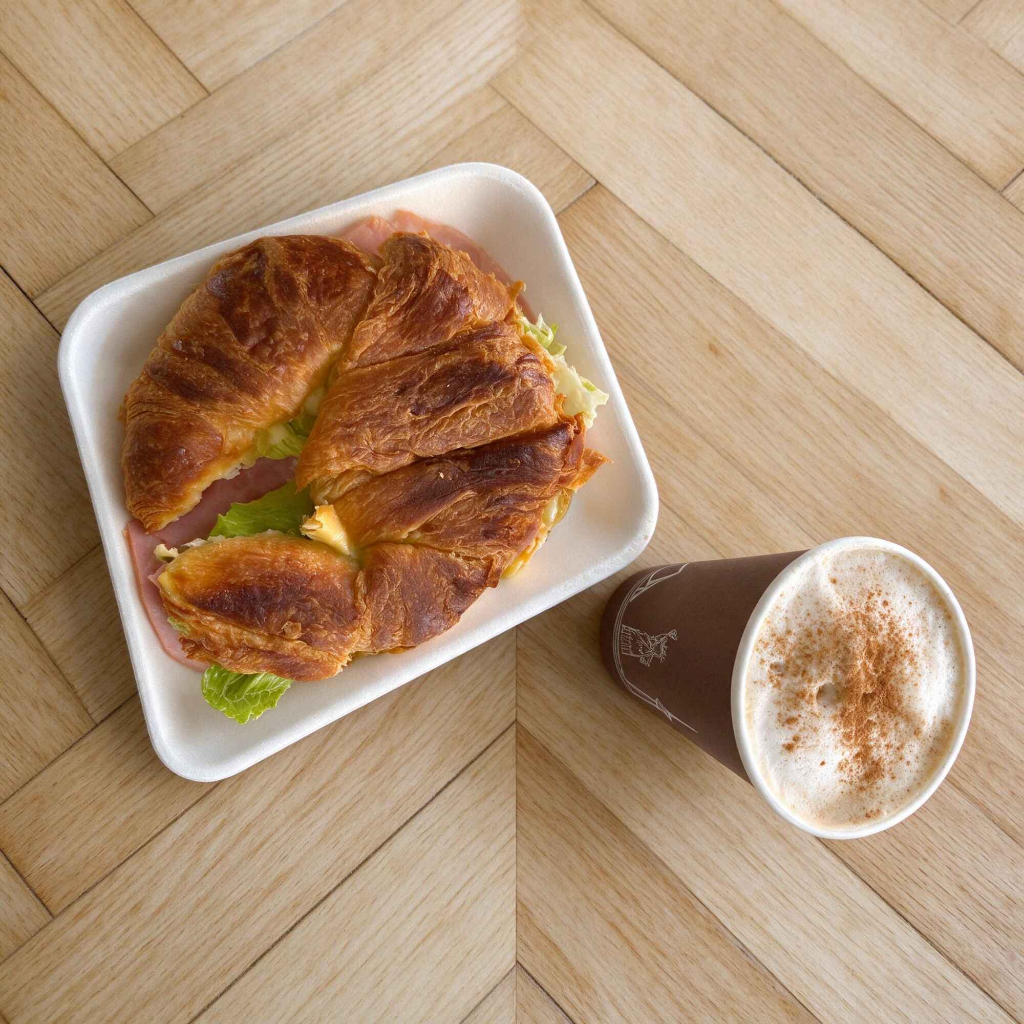 Combo Cuernito + Capuchino 🥐