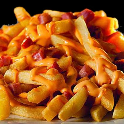 Porção de Batata Pequena (150g), Bacon, Calabresa, Ovo de Codorna e Molho Cheddar, Temperada com Sal e Pápicra.