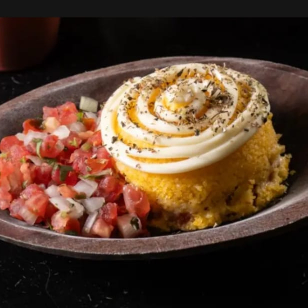 Cuscuz Frango, Mussarela, requeijão, milho e óregano com vinagrete para acompanhar.