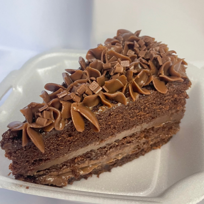 Bolo de chocolate simples e úmido, perfeito para os amantes de chocolate.