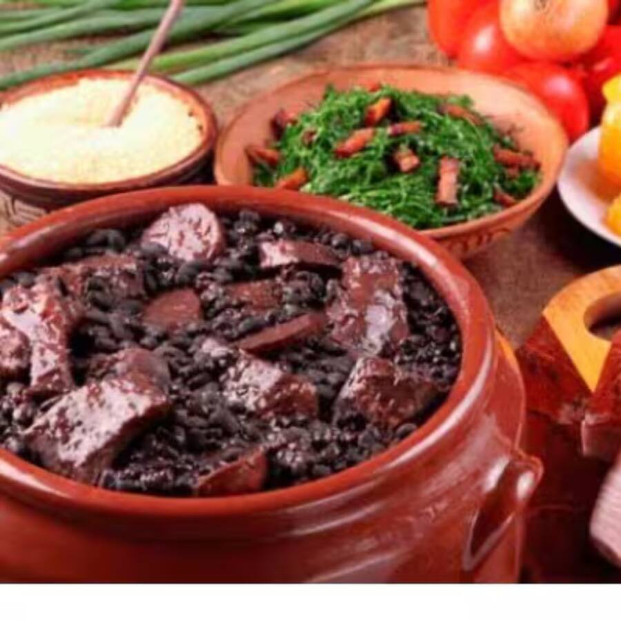 Feijoada completinha e caseira pra dividir! Com carne seca, lombo, linguiça calabresa, paio e costelinha. Acompanha arroz branco, couve refogada na manteiga, farofa e torresmo crocante. Serve bem 03 pessoas.