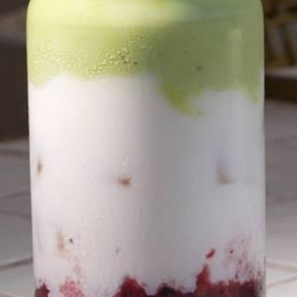 Matcha latte frio con mermelada de fresa
