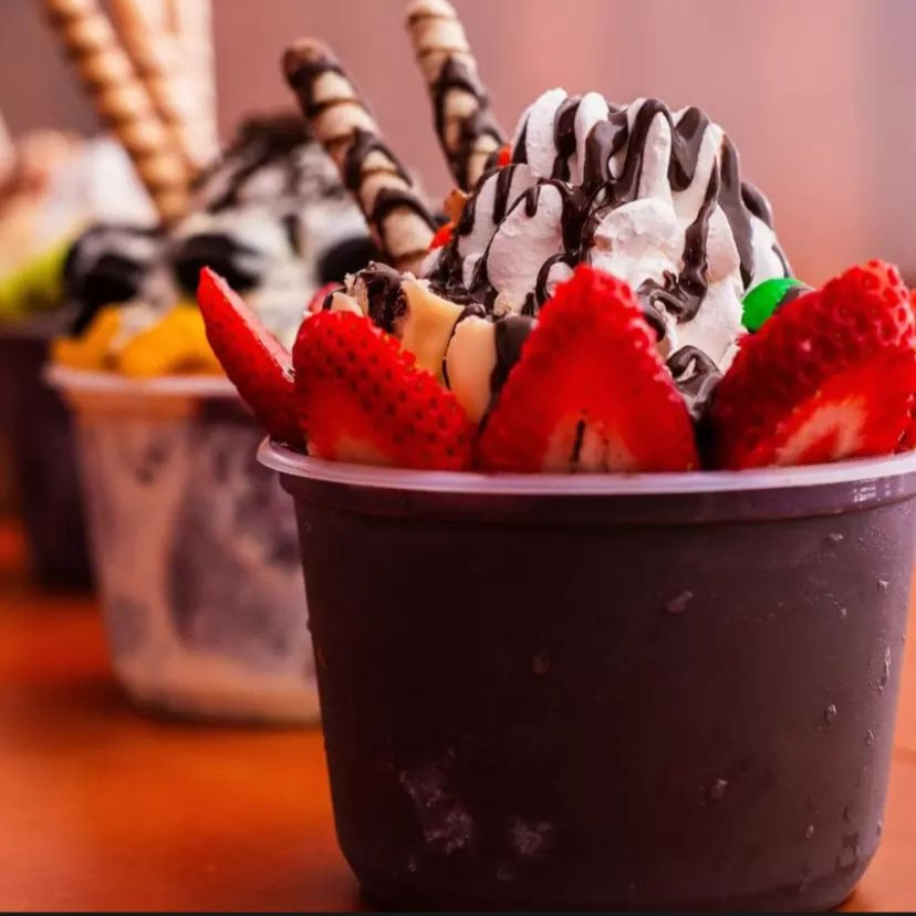 Açaí Surpresinha - Só pra quem gosta de emoção! Prepare-se para viver uma experiência diferente com o nosso Açaí Surpresinha! Aqui, o mistério faz parte da diversão - você compra e deixa a gente escolher por você! Pode vir em copo ou pote, de 400ml até 2 litros, e o conteúdo é uma verdadeira caixinha de surpresas: pode ter sorvete, cremes, coberturas ou não... depende da criatividade da nossa equipe! É importante saber: Não é possível escolher sabores, recheios, coberturas ou tamanho. Cada Surpresinha é única e montada de forma aleatória. Não aceitamos cancelamentos, trocas ou devoluções, mesmo que o sabor não seja do seu agrado. O valor promocional já inclui um desconto especial, justamente por ser surpresa! Perfeito pra quem gosta de arriscar e descobrir novos sabores - afinal, a vida com açaí é bem mais gostosa quando vem com emoção!