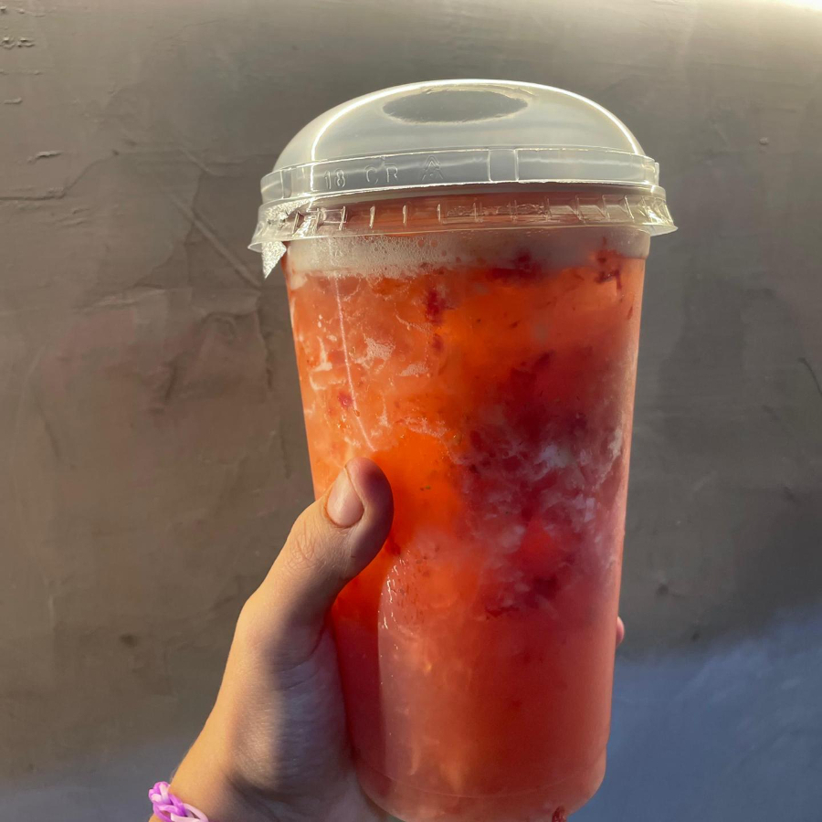 Abacaxi e Morango, (Vodka, Saque ou Cachaça.)