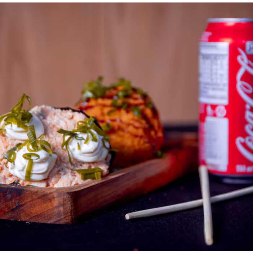 Desfrute do nosso irresistível combo: 1 Temaki Hot e 1 Temaki Tradicional de Salmão (Cru/Grelhado) para uma explosão de sabores! Para completar, uma refrescante Coca em lata. Uma experiência deliciosa e prática!