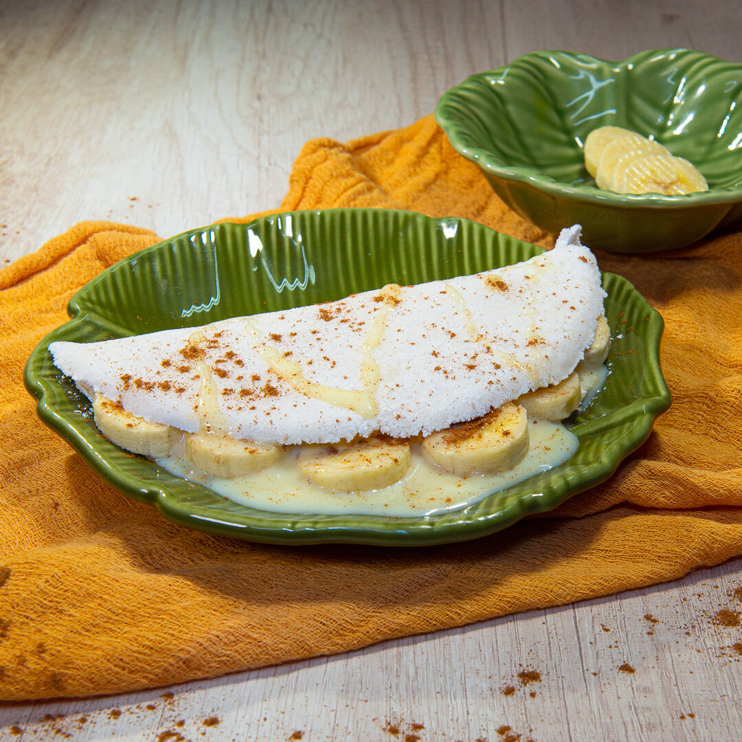Tapioca quentinha com banana, leite condensado e um toque de canela, trazendo um sabor doce, aconchegante e delicioso!