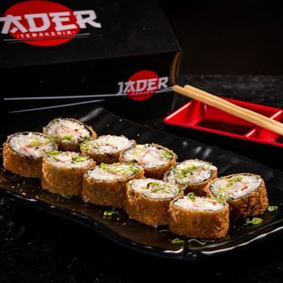 Roll empanado com arroz e recheio de kani com cream cheese.