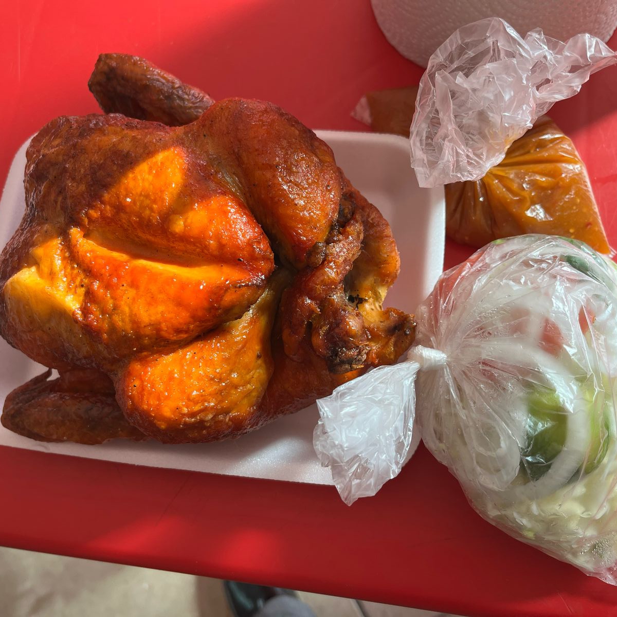 Pollo Rostizado con Salsa y Verdura