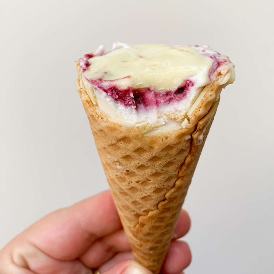 Casquinha crocante com chocolate branco, recheada com sorvete artesanal e geleia de frutas vermelhas. Aprox. 60g