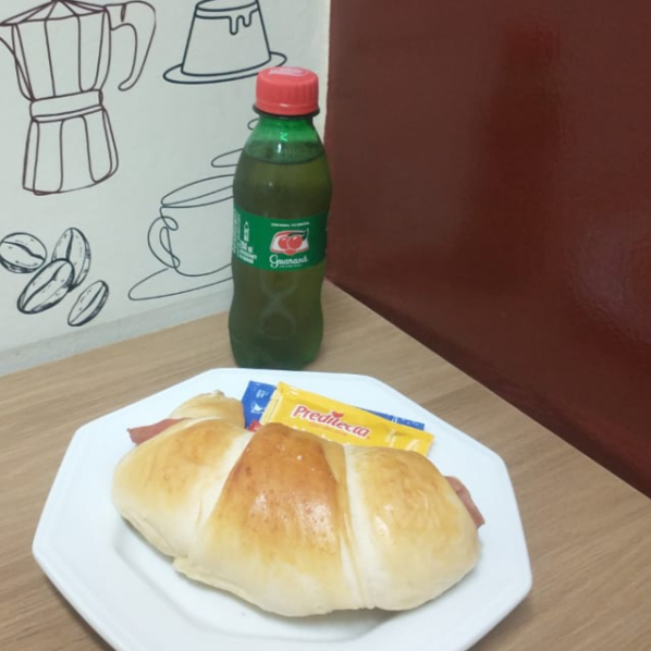 Combo perfeito para qualquer hora do dia: croissant folheado leve, macio e crocante, acompanhado de Guaraná Antártica 200ml geladinho. Uma combinação prática e deliciosa para matar a fome e se refrescar ao mesmo tempo!