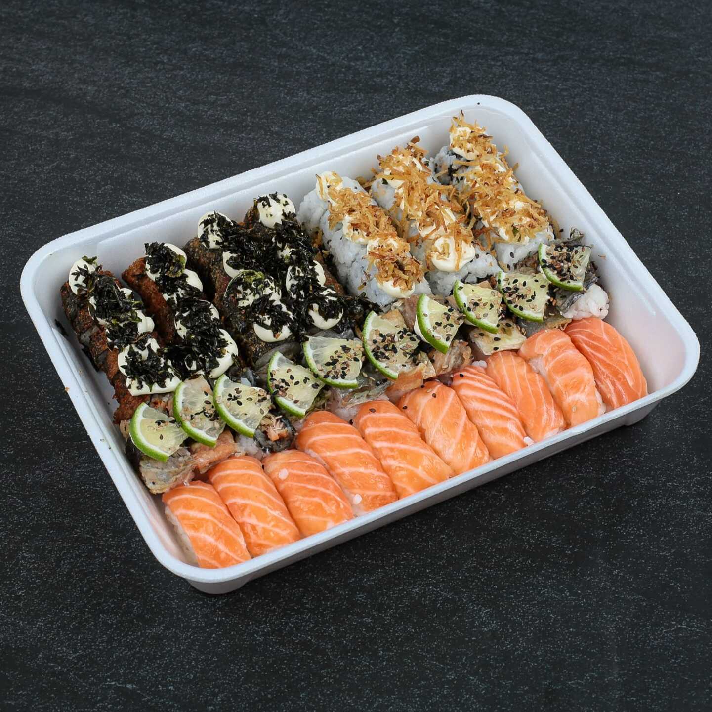 10 Niguiri de Salmão, 10 Niguiri Skin, 20 Hot Couve e 15 Uramaki Skin com Batata Crispy