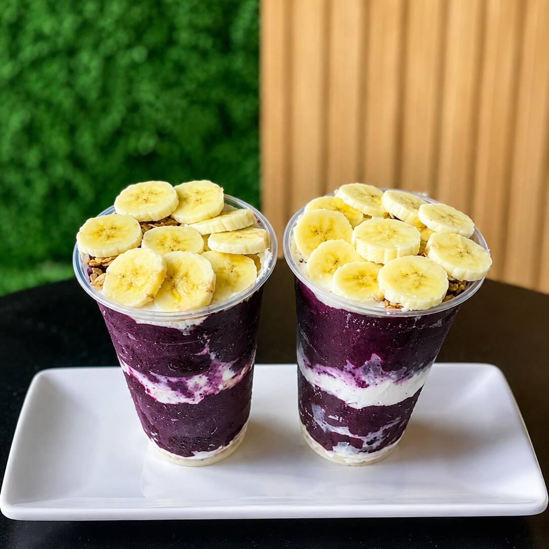 Dois açai de 700 ml, extra cremoso. Já vai com leite em pó, leite condensado, granola e banana.
