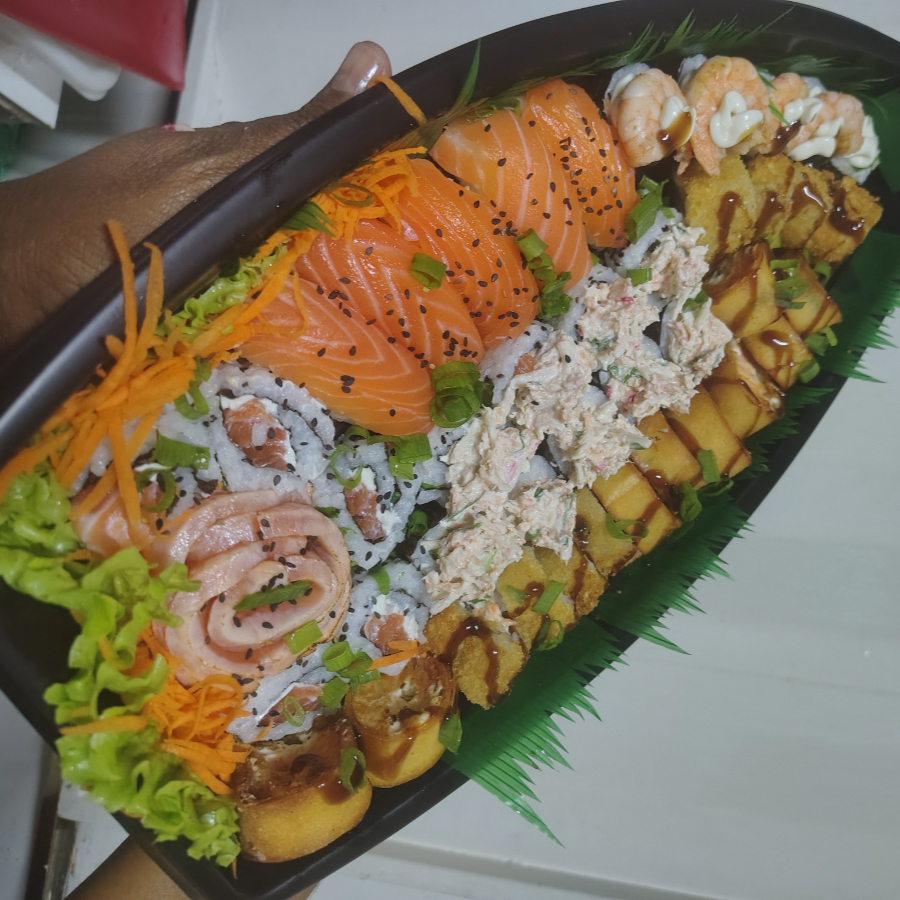 Combinado de Sushi 100 Peças 🍣✨ Uma experiência completa para os amantes da culinária japonesa! Nosso combinado de 50 peças reúne uma seleção irresistível de sushis e sashimis preparados com salmão fresco, camarão e ingredientes especiais, equilibrando sabor, textura e frescor em cada mordida.