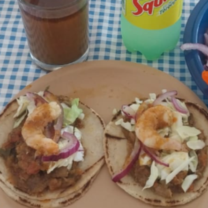 Tacos de manta con camaron y un jugo vichi
