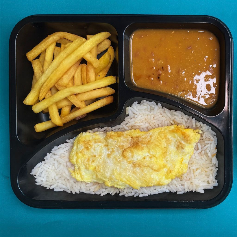 Arroz, Feijão, Farofa, Salada, Fritas + Omelete de Presunto e Queijo.