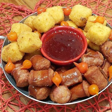 Deliciosos pedaços de queijo coalho empanados com linguiça fina frita servidos com geléia de pimenta especial da casa.
