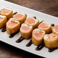 Deliciosos rolinhos fritos com massa chinesa crocante, recheados com uma combinação especial de salmão, kani, tilápia e cream cheese. Crocância por fora, sabor e cremosidade por dentro — perfeito para compartilhar!