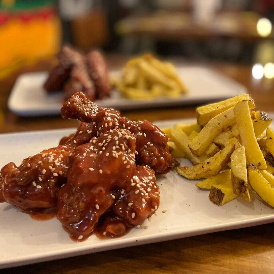 Alitas BBQ 4 Unidades + Papas Fritas