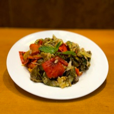 "Refresque-se com nossa salada árabe! Uma combinação perfeita de ingredientes frescos como salsa, hortelã, tomate, cebola e trigo para quibe, tudo temperado com um toque especial de limão. Leve, saudável e cheia de sabor"