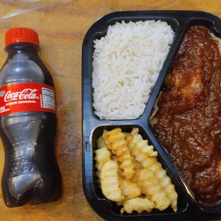Marmita executiva Iscas de Bife à Parmegiana com molho caseiro, acompanha arroz , batata frita com corte especial e uma Coca-Cola geladinha de 200 ml.