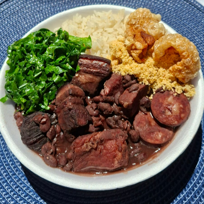Feijoada servida em quentinha Grande, composta de carne seca, bacon defumado, carne suína, linguiça calabresa perdigão ou sadia, arroz bem soltinho, farofinha na manteiga, couve ao alho e o nosso torresminho especial. Experimente vc não vai se arrepender.