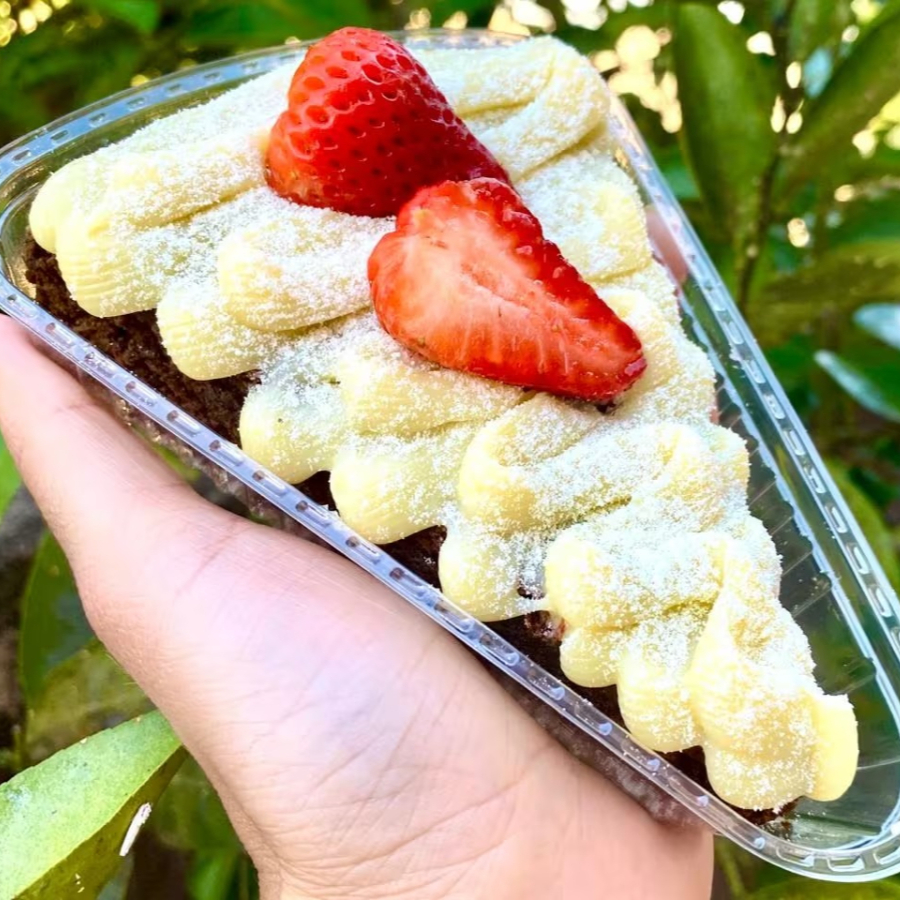 1 Fatia de Brownie Tradicional Brigaduco 1 Morango Fresco Brigadeiro de Ninho Original feita com Leite condensado Integral