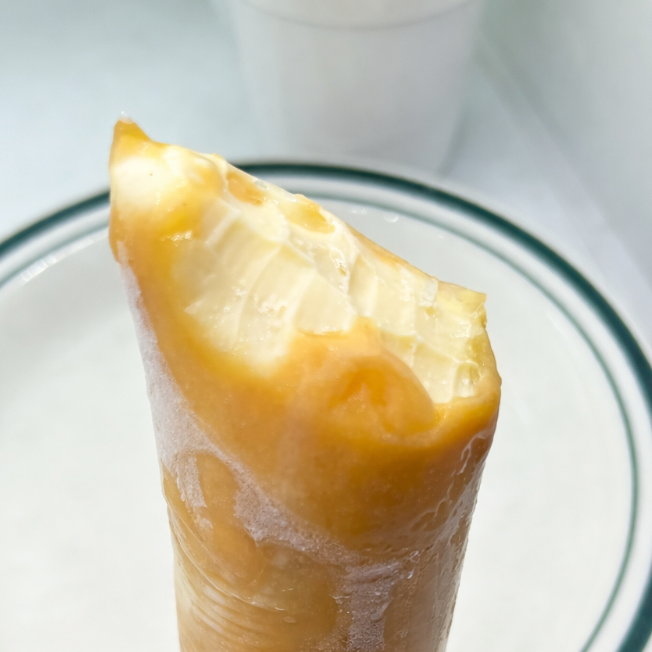 O mais pedidos: Base de pudim cozida com delicioso com recheio de calda de caramelo.