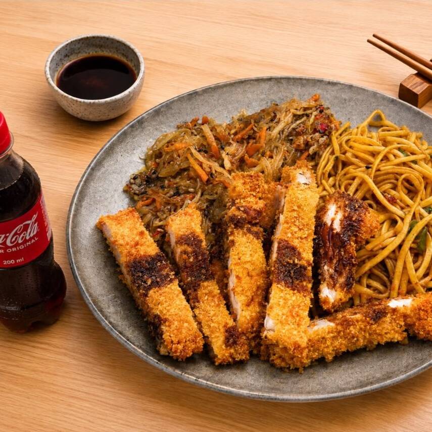 Super combo Delicioso para o seu almoço! Leve 01 Bentô a sua escolha e ganhe coca cola mini pet
200ml inteiramente grátis.
Serve Bem 01 Pessoa.