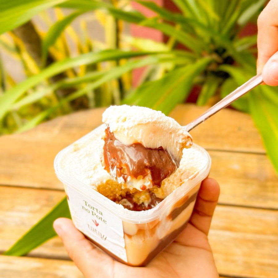 Camadas de pão de ló, intercaladas com brigadeiro de leite Ninho e com Nutella.