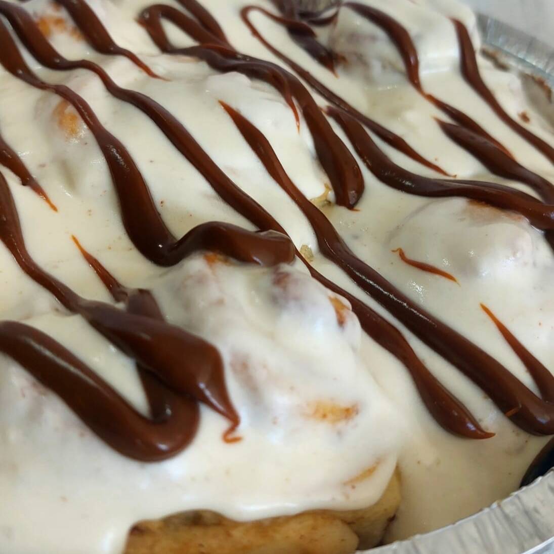CHAROLA DE ROLES GLASEADOS CON DULCE DE LECHE