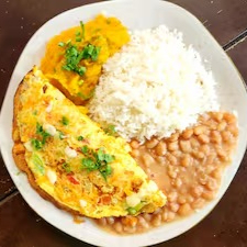 O nosso omelete vegetariano é composto de queijo e pimentão, e acompanha arroz, feijão e purê de abóbora (500g)
