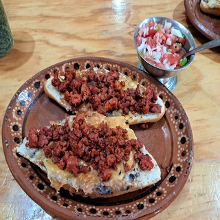 Molletes con Chorizo