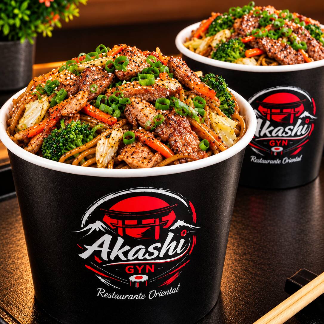 Estes 2 Yakisoba de Frango, cuidadosamente preparado em um recipiente de 550gr, é uma verdadeira delícia da culinária oriental. Com 100gr de frango grelhado e suculento, é harmoniosamente combinado com o tradicional macarrão Alfa, conhecido por sua textura única e sabor inconfundível. Os legumes (cenoura, cebola, couve-flor, brocolis e repolho) {caso não goste de algum deles nos informe nas observações ou pelo chat} , adicionam uma crocância refrescante e nutritiva ao prato. Tudo isso é generosamente coberto com um molho especial à base de shoyu. Uma refeição completa e saborosa que vai te transportar diretamente para as ruas de Tóquio.