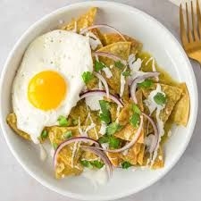 CHILAQUILES VERDES CON HUEVOS ESTRELLADOS