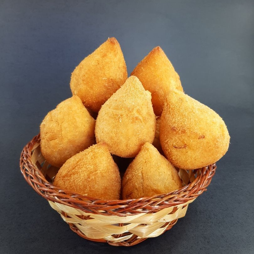 Porção com 10 coxinhas de frango . Fritas na hora com oleo de algodão deixa elas super sequinhas e Crocantes. Peso Unid. 35 a 38 gr.