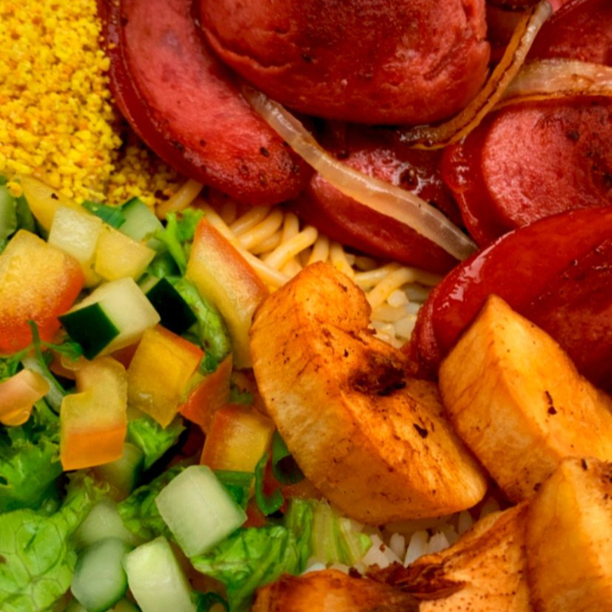 Calabresa frita douradinha e saborosa, preparada na hora, acompanhada de arroz, feijão, macarrão, salada, farofa e batata frita.