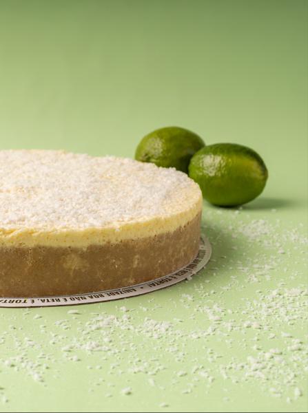 Uma sobremesa leve e refrescante! A Limonada de Coco conta com a nossa incrível massa de bolacha ao Leite, creme de limão, coberta com um mousse aerado de coco e coco ralado para finalizar!
Uma combinação deliciosa, leve e com gostinho de verão.
Aproximadamente 0,9 kg
Serve 6 fatias