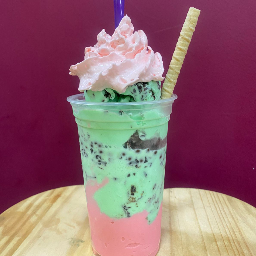 Sorvete no Copo 550ml, montado do jeito que você quiser!, inclusive com frutas, sorvetes, caldas, Chantilly, Nutella e todos os complementos Grátis, Super cremoso, geladinho e entregue com rapidez no conforto da sua casa.