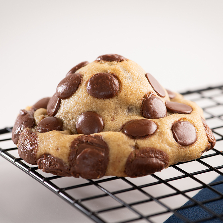 Massa tradicional com gotas de chocolate nobre meio amargo.