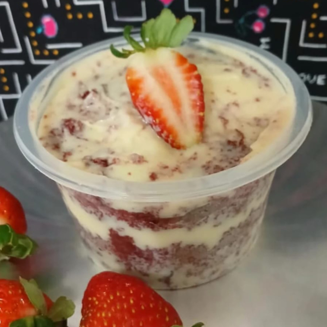 ermita-se um instante de puro prazer com nosso bolo Red Velvet no pote. A combinação clássica do sabor levemente achocolatado com a cremosidade de um creme de Ninho, perfeito para adoçar o seu Dia.                                        #promoção#bolo#cookie#copodafelicidade#escondidinho#tortasalgada#coxinhademorango