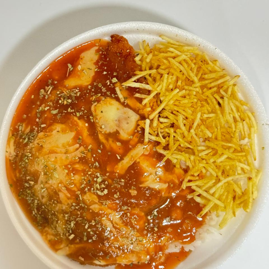 Frango à parmegiana, arroz branco e batata palha.