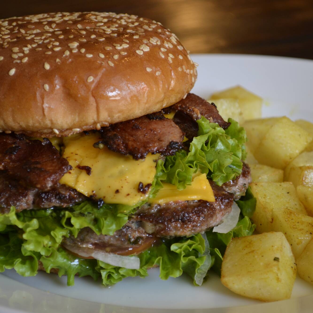 Hamburguesa doble con Papas Sazonadas