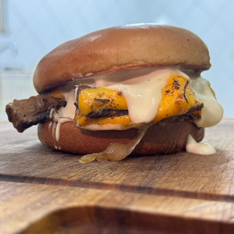 Brisket defumado de verdade, queijo cheddar, molho barbecue, picles, cebola caramelizada, acompanha porção de batata chips