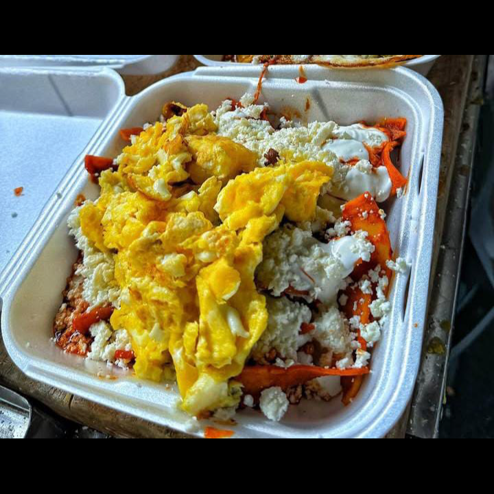 Chilaquiles Rojos De Huevo Revuelto