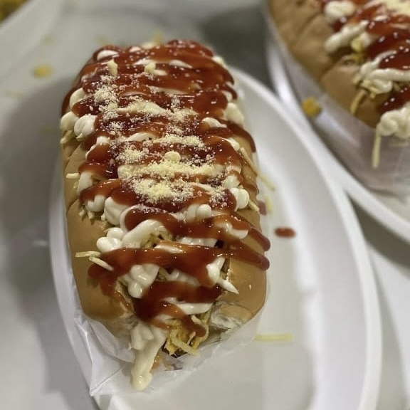 O equilíbrio perfeito para matar a sua fome! São 2 salsichas ao molho especial, acompanhadas bacon em cubos, mussarela derretida, milho, vinagrete , molho especial e uva passa. Acompanha uma generosa porção de batata palha para garantir aquela crocância inconfundível. Um podrão irresistível 😋